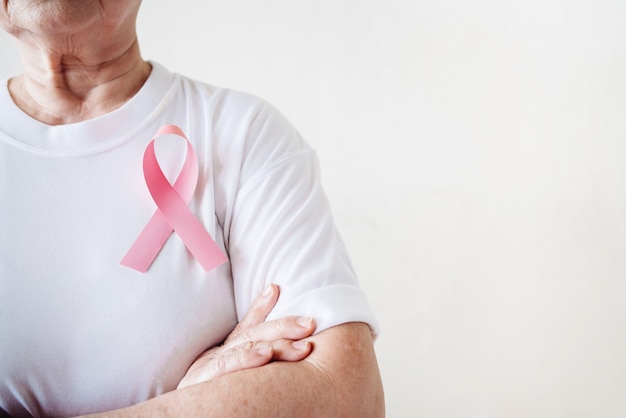 Starsza Kobieta Wspiera Dzień Walki Z Rakiem Piersi Kijem Różowa Wstążka świadomość Raka Piersi Na Piersi