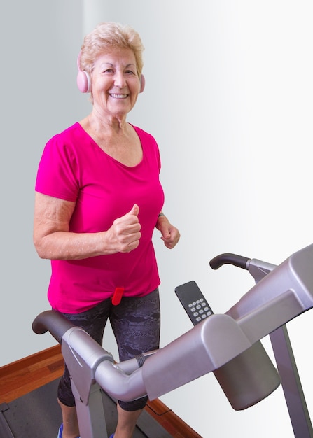 Starsza kobieta wykonująca ćwiczenia cardio