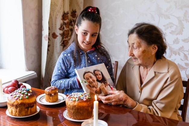 starsza kobieta z pisanki i wielkanocny tort.