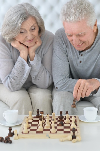 Zdjęcie starsza para bawić się szachy