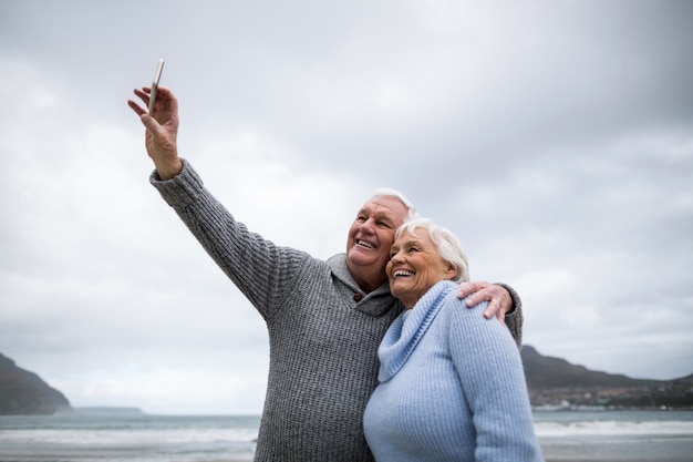 Starsza para bierze selfie od telefonu komórkowego