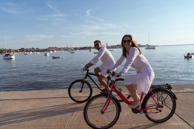 Starsza para cieszy się pięknym rankiem na rowerze nad morzem Selektywne skupienie