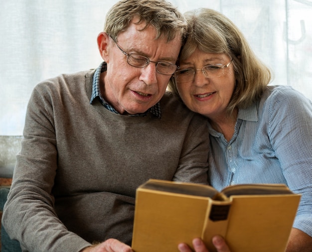 Starsza para czytanie książek razem
