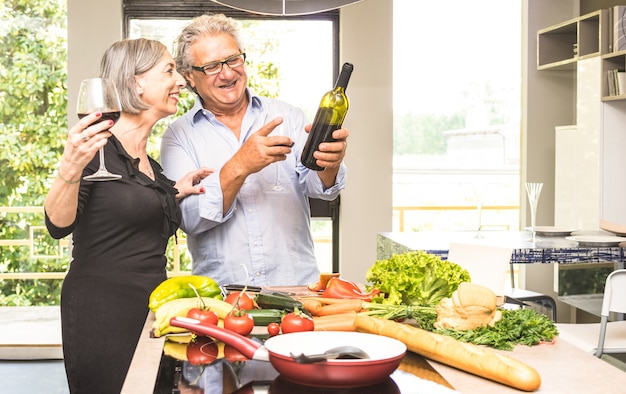 Starsza Para Gotuje Zdrowej żywności I Pije Czerwone Wino W Domowej Kuchni