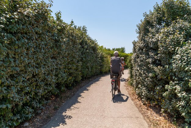 Starsza para jeździ na rowerze podczas wakacji w pobliżu miasta La Rochelle w morskiej Francji Charente
