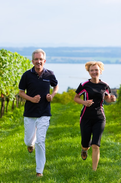 Zdjęcie starsza para jogging dla sporta