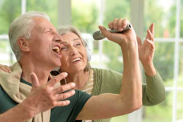 Starsza para mąż i żona śpiewają piosenki