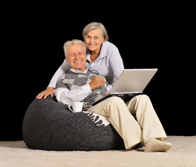 Starsza para odpoczywa z laptopem