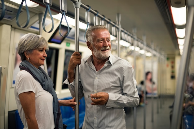 Starsza para podróżuje inside pociągu metro