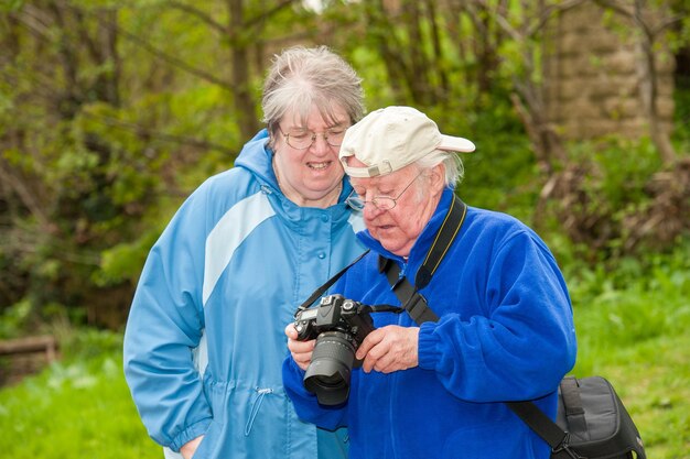 Zdjęcie starsza para przegląda zdjęcia z tyłu kamery dslr