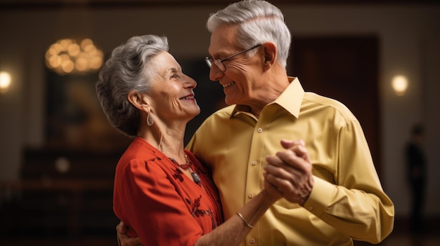 Zdjęcie starsza para radośnie tańczy razem, dzieląc chwilę intymnego połączenia wśród miękkiego blasku świateł imprezowych.