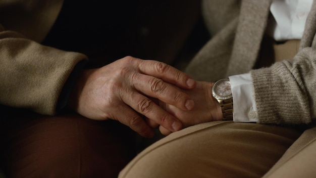 Starsza para ręce z bliska Stara ręka trzymająca się w środku Żonaty starszy mężczyzna i kobieta ręce Opieka nadzieja miłość koncepcja relacji rodzinnych Tender starszy wsparcie rodziny razem