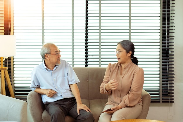 Starsza para rozmawia ze sobą po przejściu na emeryturę Mąż żona osoba ma emeryturę na romantyczny czas z uśmiechem szczęśliwa radość Siedzą w pobliżu okna kopia miejsca