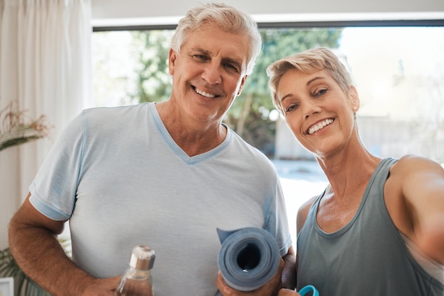 Starsza para selfie lub joga fitness w domu lub salonie do relaksującego treningu lub ćwiczeń w zamknięciu Portret uśmiech lub szczęśliwy pov emeryta i kobiety odnowy biologicznej na fotografii