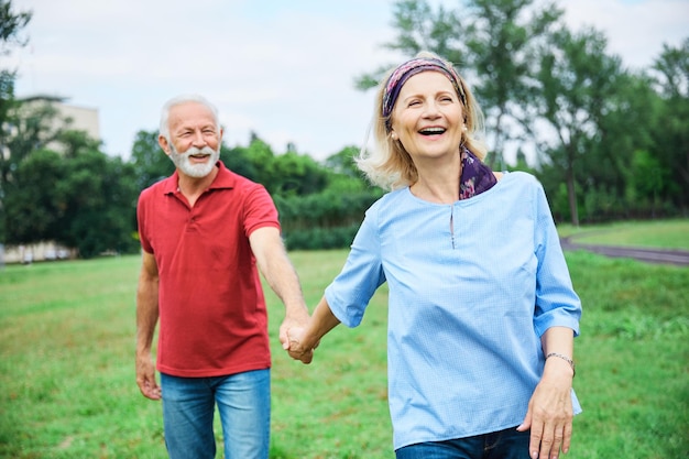 Starsza para szczęśliwa starsza miłość razem emerytalny styl życia uśmiechnięty mężczyzna kobieta dojrzała zabawa