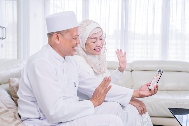 Starsza para wykonuje rozmowę wideo w Eid Mubarak
