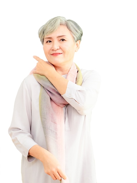 Starsza piękna siwowłosa azjatycka kobieta ubrana w casualową sukienkę i jedwabny szalik