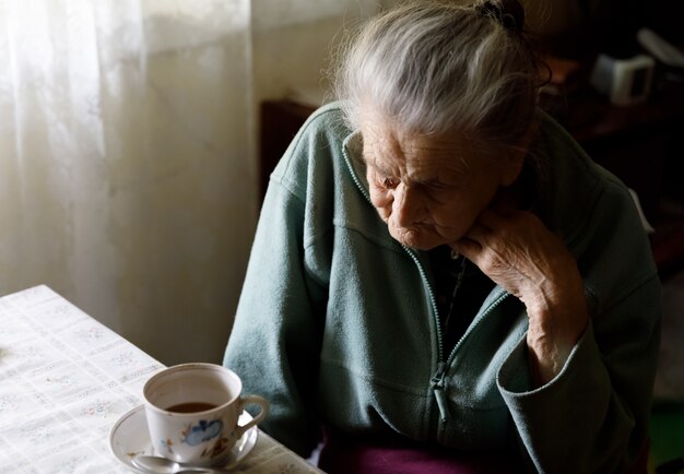 Starsza samotna kobieta
