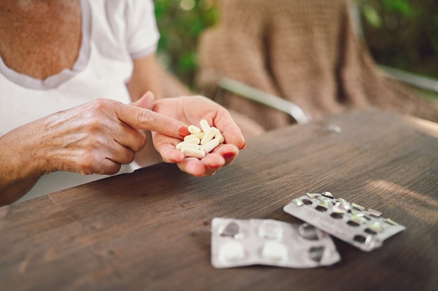 Starsza Starsza Kobieta Ręce Trzymając Leki Leki Witaminy Tabletki Na Zewnątrz W Ogrodzie. Koncepcja Stylu życia Osób W Wieku Opieki Zdrowotnej