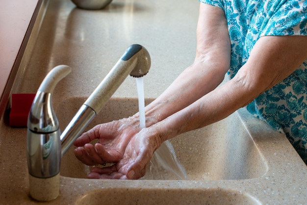 Starsze Kobiety Ręce Pod Zimną Bieżącą Wodą Blisko Jak Zachować Chłód W Gorącej Pogodzie