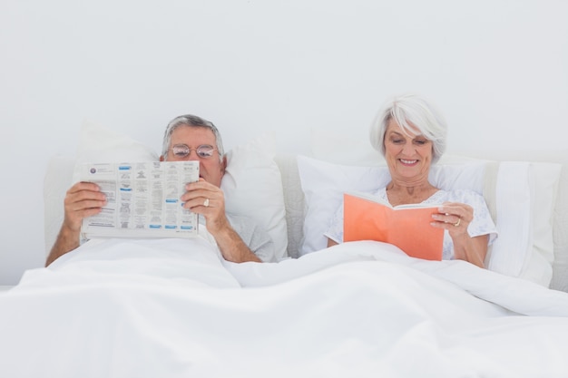 Starsze Osoby Czytające W łóżku