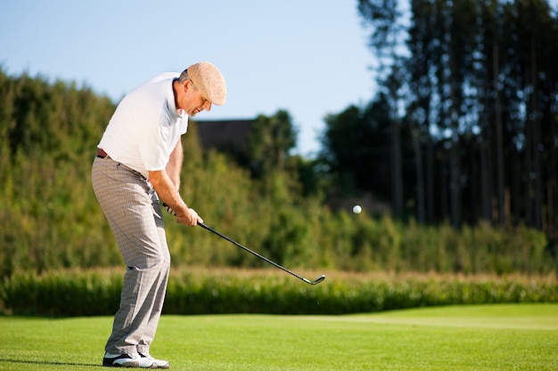 Starszy gracz w golfa w lecie