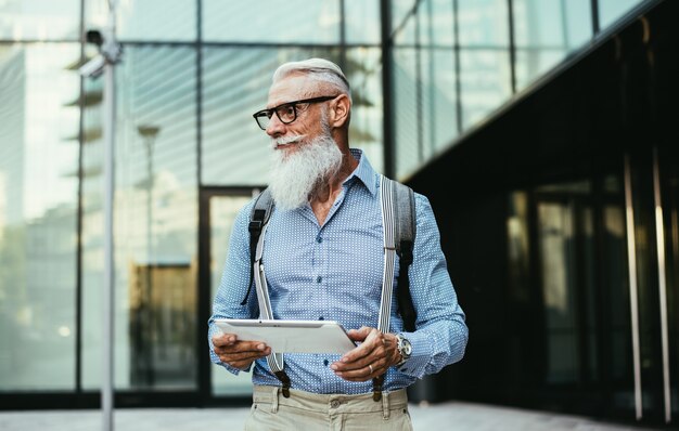 Zdjęcie starszy hipster ze stylowymi portretami brody