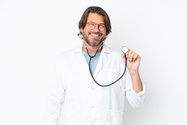 Starszy holenderski mężczyzna na białym tle, ubrany w suknię lekarską i ze stetoskopem