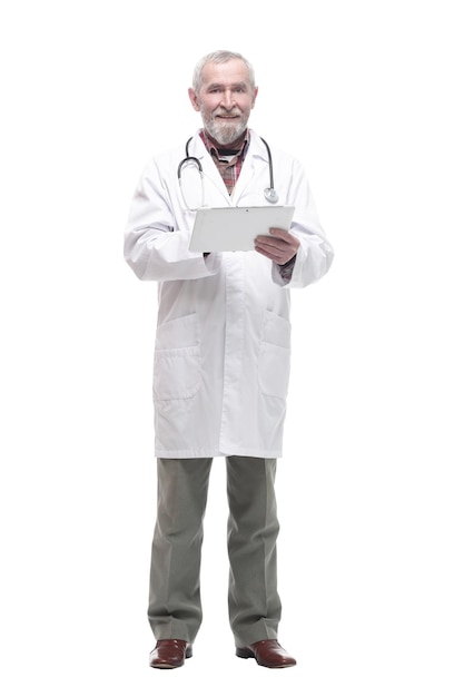 starszy kompetentny lekarz z cyfrowym tabletem. na białym tle.