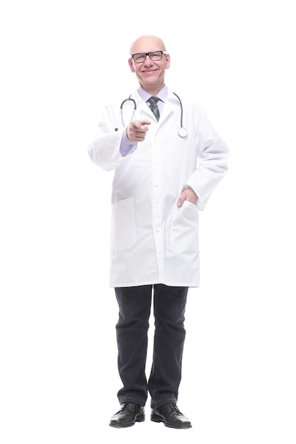 Starszy lekarz stetoskopem. na białym tle