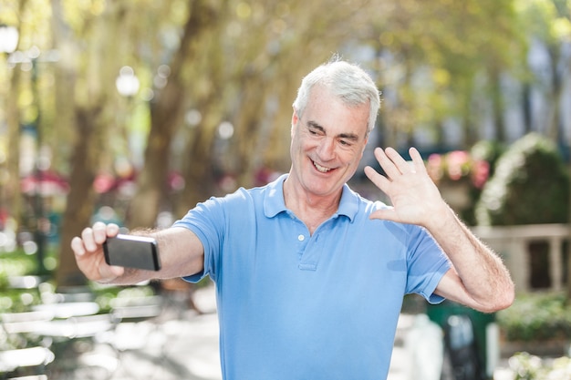 Starszy Mężczyzna Bierze Selfie Przy Parkiem