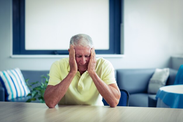 Starszy mężczyzna cierpi na ból głowy