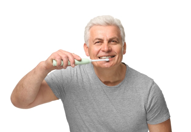 Starszy Mężczyzna Do Czyszczenia Zębów Na Białym Tle
