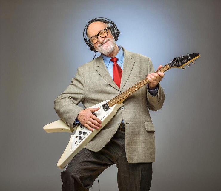 Zdjęcie starszy mężczyzna grający na gitarze elektrycznej