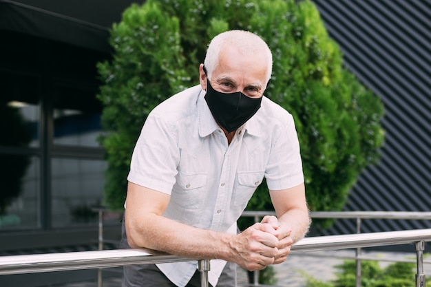 Starszy mężczyzna nosi maskę ochronną przed chorobami zakaźnymi i grypą, koncepcja opieki zdrowotnej. koronawirus Kwarantanna.