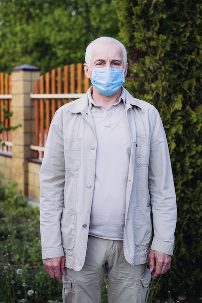 Starszy mężczyzna nosi maskę ochronną przed chorobami zakaźnymi i grypą, pojęcie opieki zdrowotnej. koronawirus Kwarantanna.