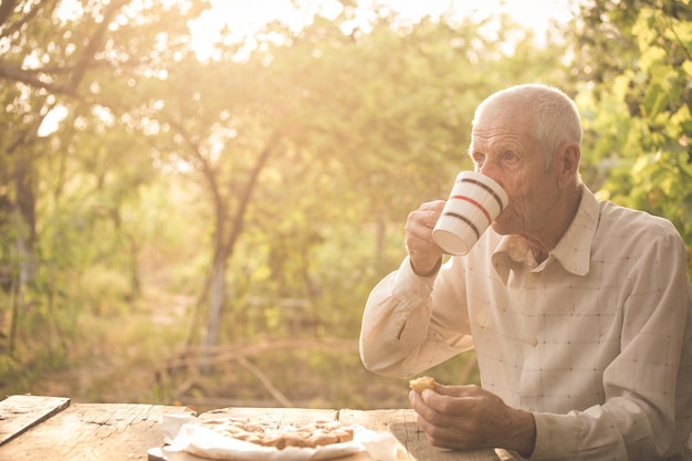 Starszy mężczyzna pije herbatę
