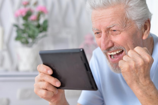 Starszy mężczyzna przy użyciu tabletu