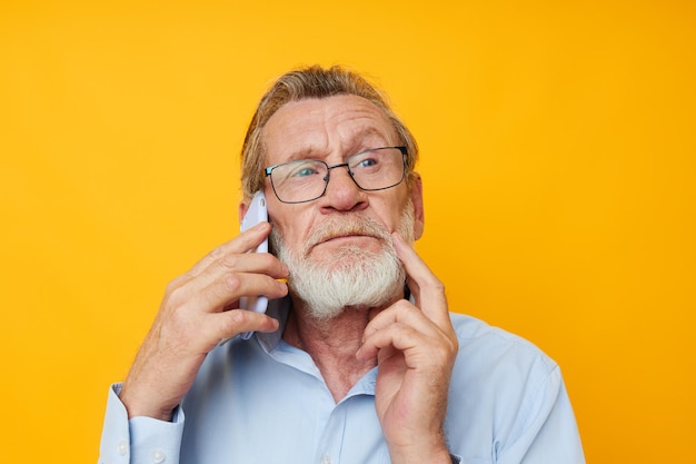 starszy mężczyzna rozmawia przez telefon pozowanie zbliżenie przycięty widok. Zdjęcie wysokiej jakości