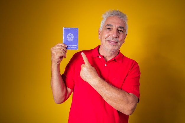 Starszy mężczyzna trzymający brazylijską kartę pracy