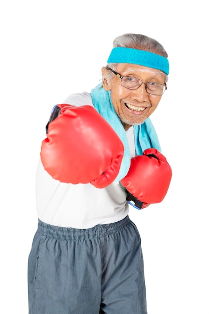 Starszy mężczyzna w czerwonych rękawiczkach bokserskich w studiu