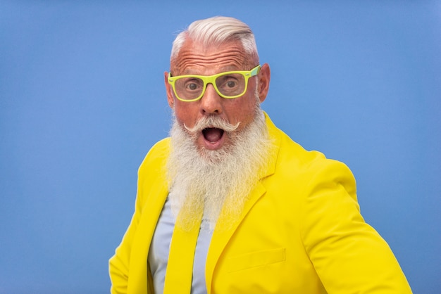 Starszy Mężczyzna W Ekstrawaganckim żółtym Kolorze