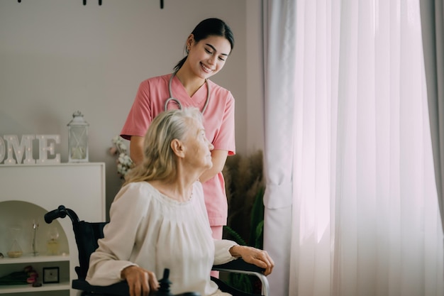 Starszy Pacjent Z Pielęgniarką Opieki Domowej Happy Wy?szych Kobieta Rozmawia Z Kobietami Opiekuna W Salonie