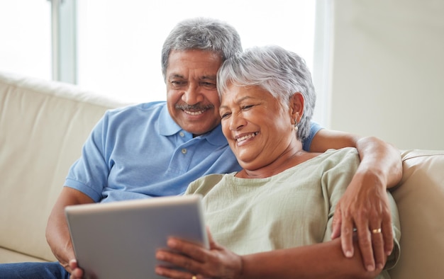 Starszy para tablet i komunikacja w mediach społecznościowych lub rozmowa wideo ze starszym mężem i żoną relaksuje się na kanapie w domu Mężczyzna i kobieta czytają ubezpieczenie emerytalne w aplikacji bankowej