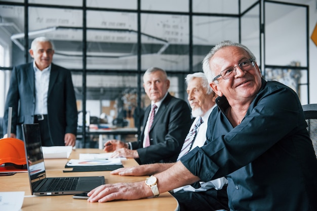 Starszy zespół architektów biznesmenów w podeszłym wieku spotyka się w biurze.