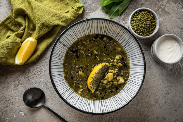 Starter ośmiornicy i szare tło Grillowana ośmiornica z ziemniakami i szarym drewnianym stołem selerowym