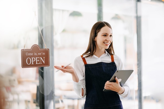 Startup odnoszący sukcesy właściciel małej firmy, kobieta stojąca z tabletem w kawiarni xA