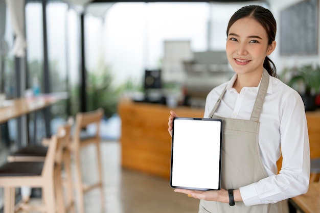 Startup Udany Właściciel Małej Firmy Sme Piękna Dziewczyna Stoisko Z Tabletem Pustego Ekranu W Kawiarni Portret Azjatyckiej Kobiety Barista Właściciel Kawiarni Mśp Przedsiębiorca Sprzedawca Koncepcja Biznesowa