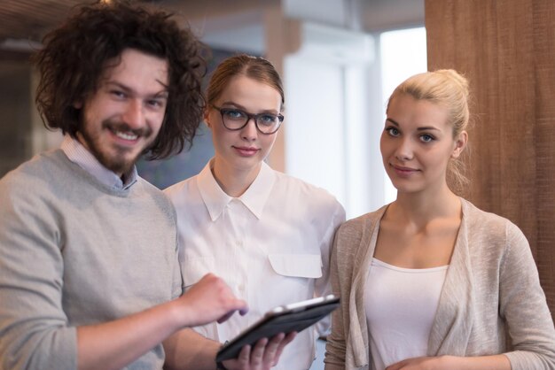 startupowy zespół biznesowy przygotowujący się do kolejnego spotkania i omawiający pomysły przy użyciu cyfrowego tabletu