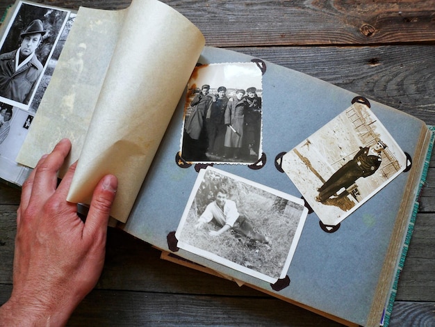 Zdjęcie stary album rodzinny ze starymi czarno-białymi zdjęciami